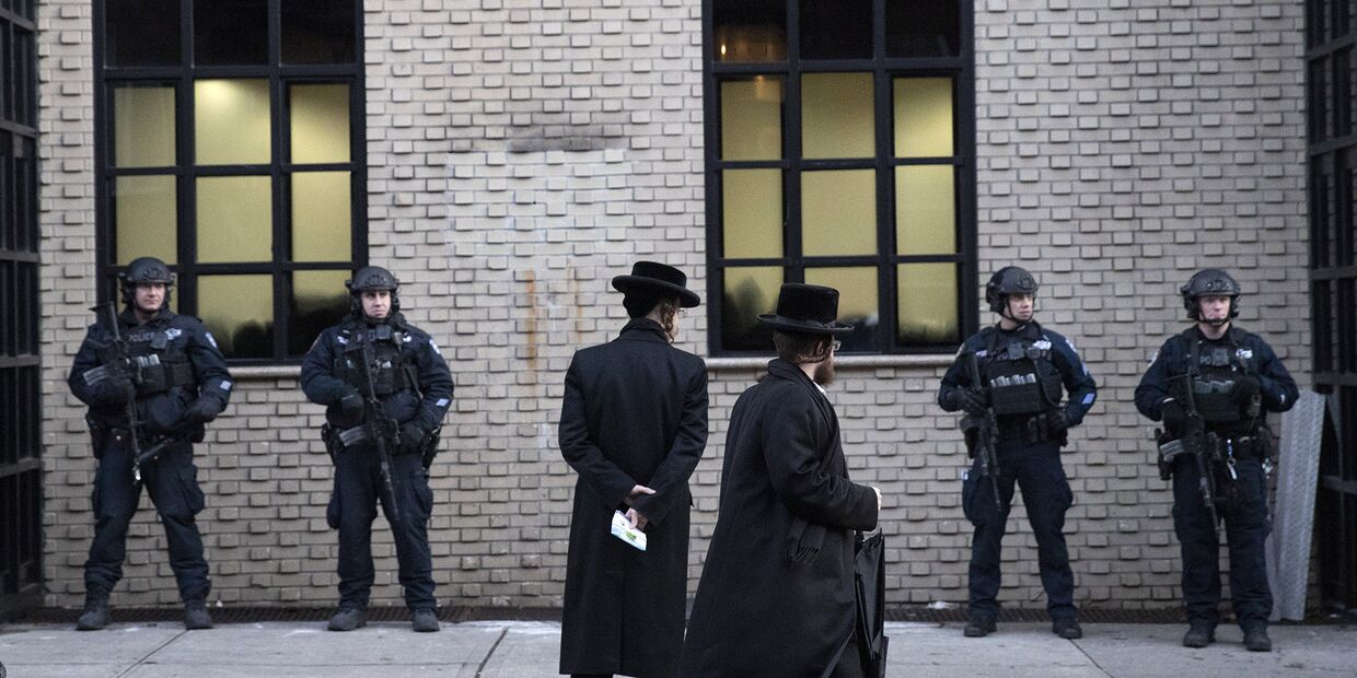Полиция охраняет синагогу в Нью-Йорке, США