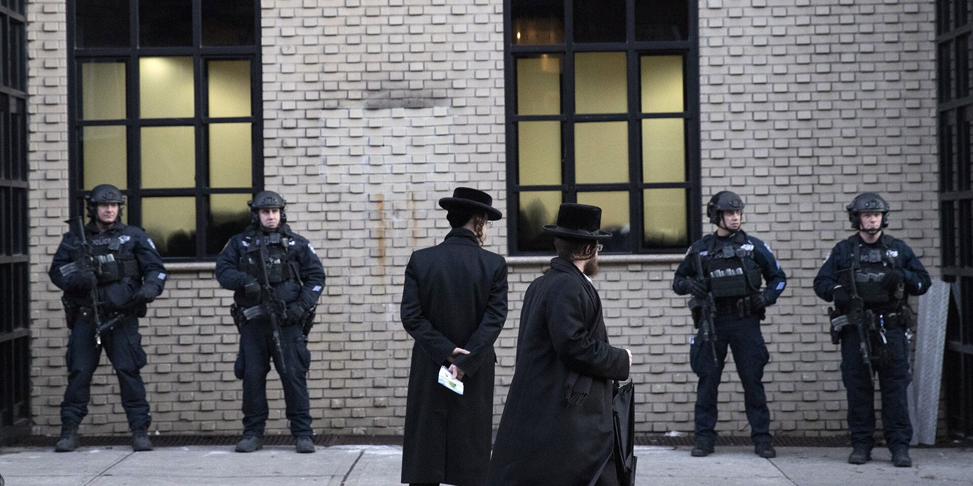 Полиция охраняет синагогу в Нью-Йорке, США - ИноСМИ, 1920, 27.01.2021