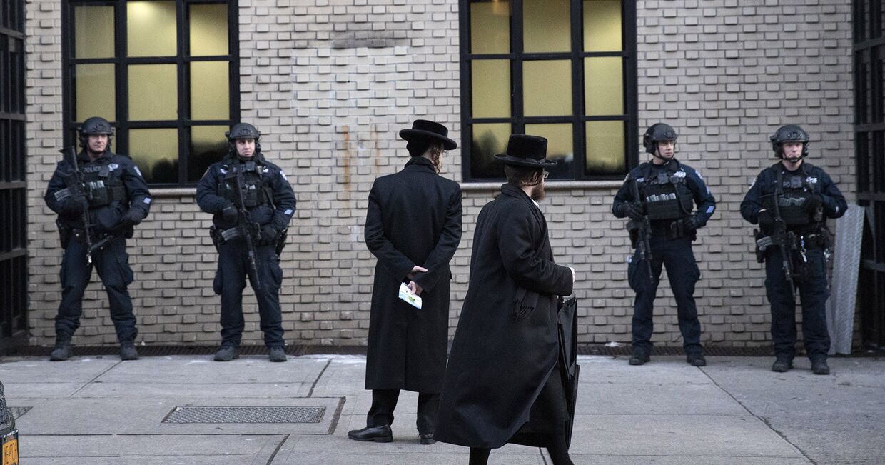 Полиция охраняет синагогу в Нью-Йорке, США