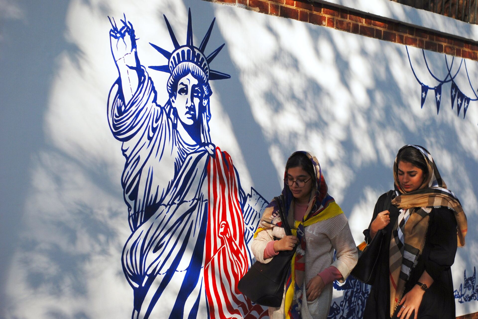 Граффити перед бывшим посольством США в Тегеране - ИноСМИ, 1920, 19.04.2026