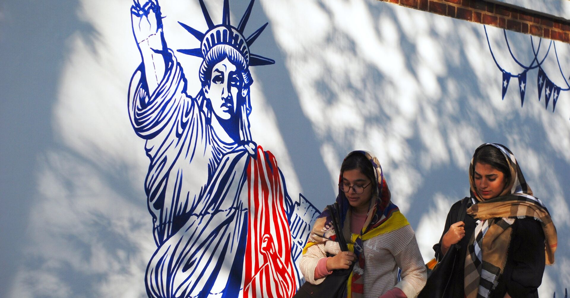 Граффити перед бывшим посольством США в Тегеране - ИноСМИ, 1920, 22.10.2020