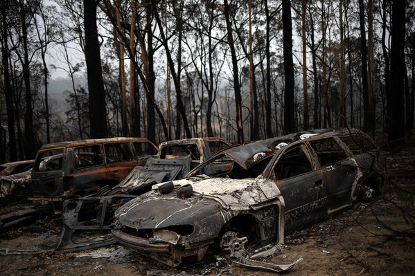Сгоревшие автомобили в деревне Мого, Австралия