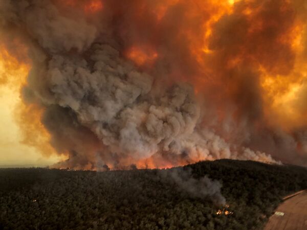 Дым во время лесных пожаров в Бэрнсдейле, Австралия