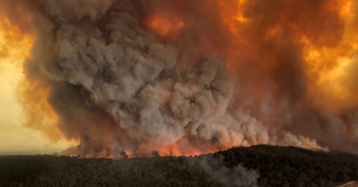 Дым во время лесных пожаров в Бэрнсдейле, Австралия