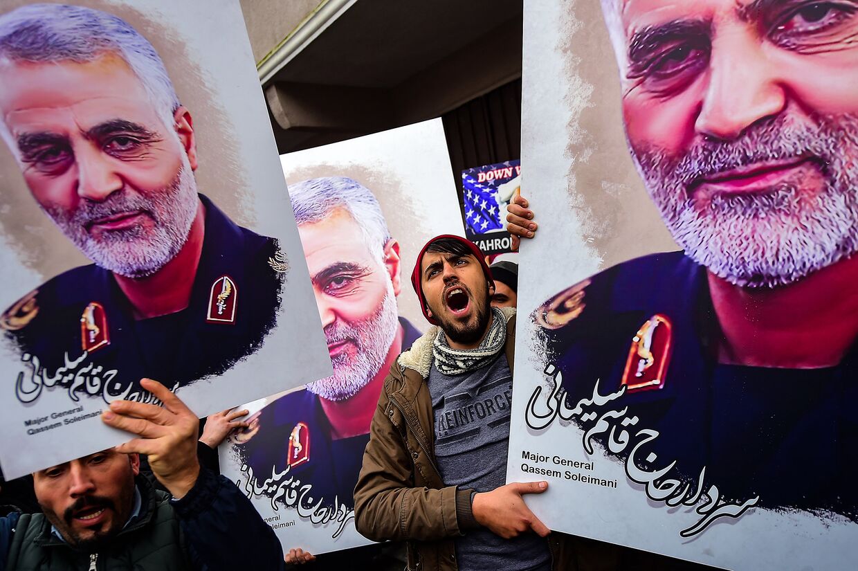 Сторонники убитого иранского генерал-майора Касема Солеймани в Стамбуле, Турция