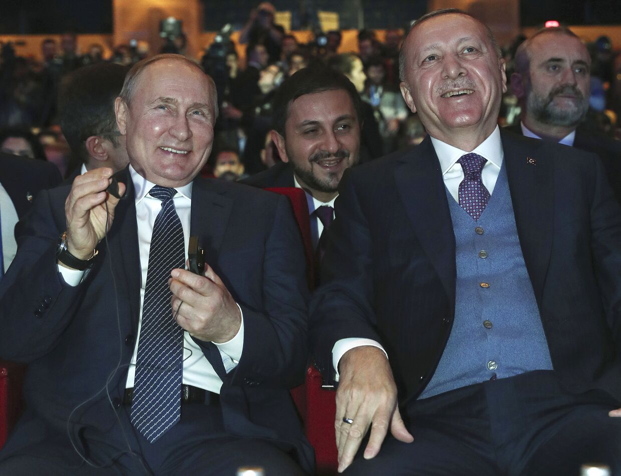 Президент РФ Владимир Путин и президент Турции Реджеп Тайип Эрдоган на церемонии официального открытия газопровода Турецкий поток в Стамбуле