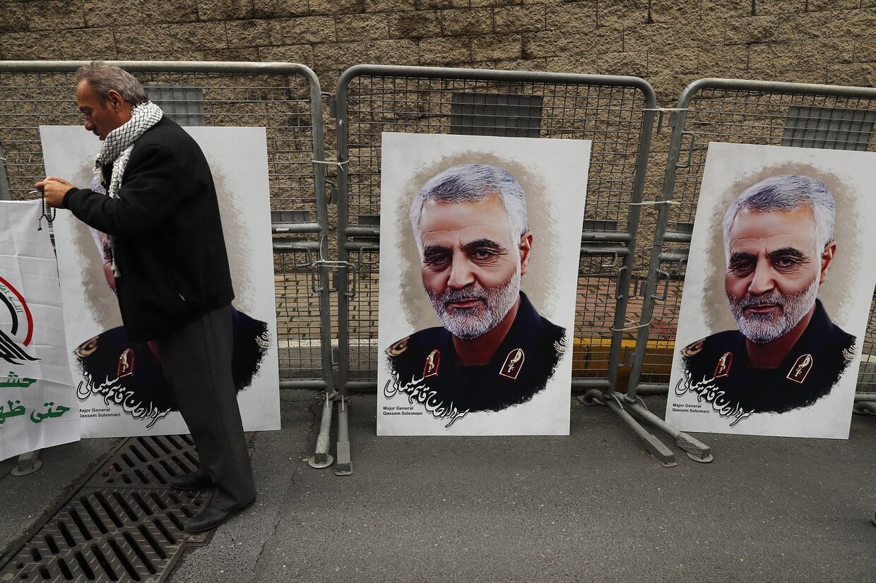 Протестующие во время демонстрации против убийства генерала Кассема Сулеймани в Стамбуле, Турция