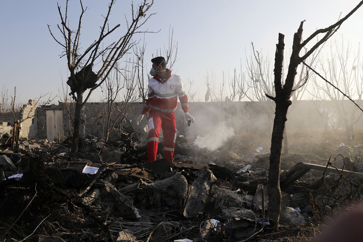 Спасатели на месте крушения украинского самолета в Шахедшахре, Иран