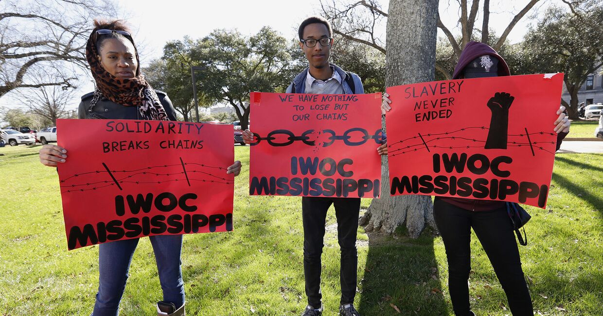 Адвокаты заключенных держат плакаты в поддержку прав заключенных на акции протеста в Джексоне, штат Миссиссипи