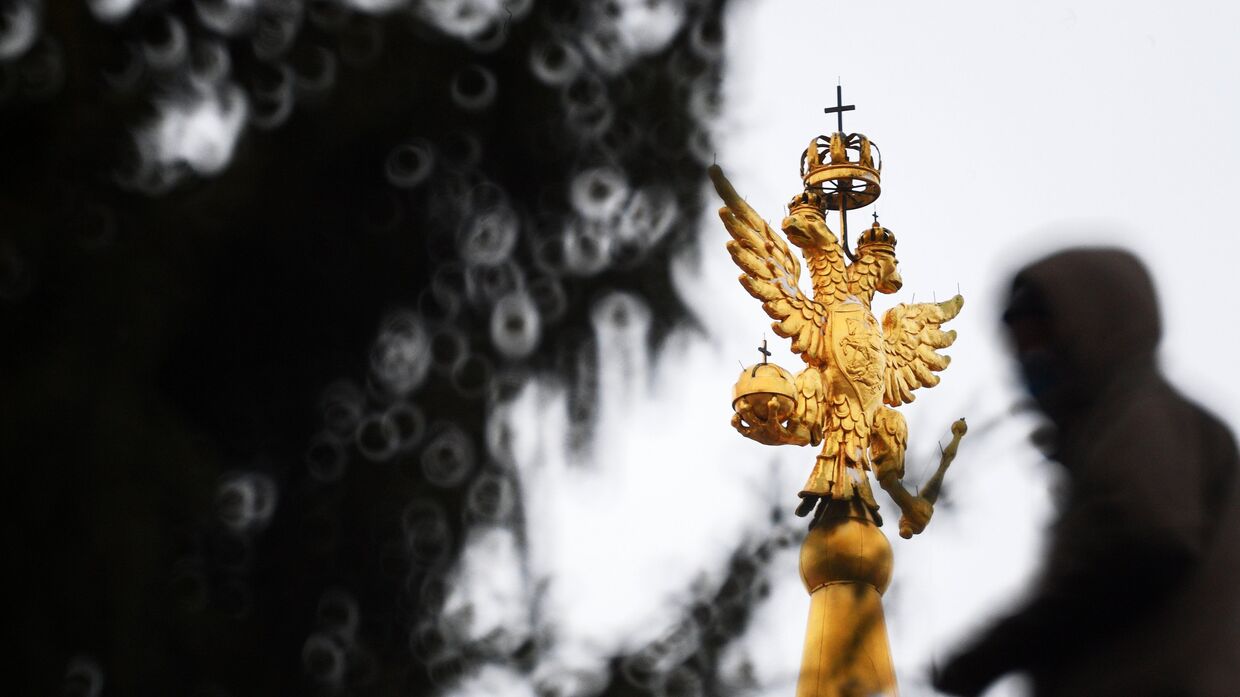 Двуглавый орел на башне Исторического музея в Москве