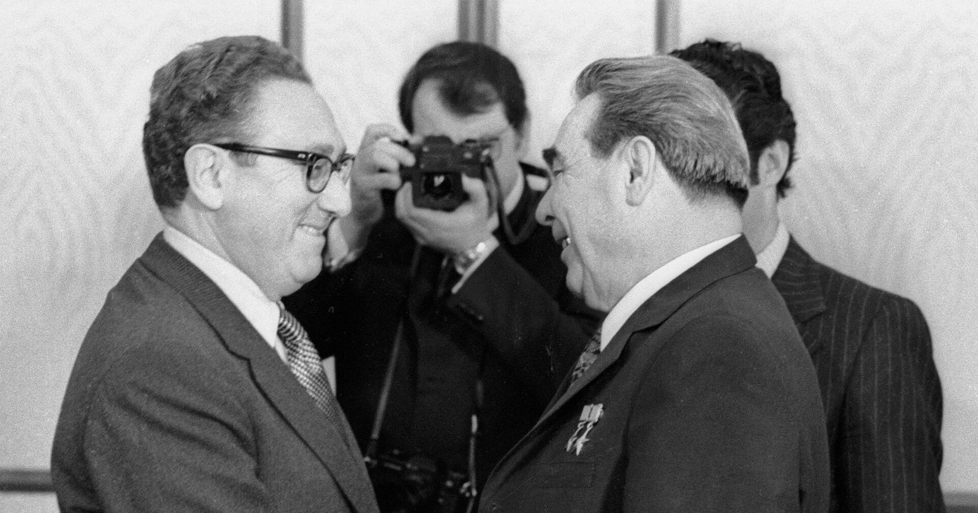 Генеральный секретарь ЦК КПСС Леонид Брежнев (справа) и госсекретарь США Генри Киссинджер (слева) - ИноСМИ, 1920, 20.06.2021
