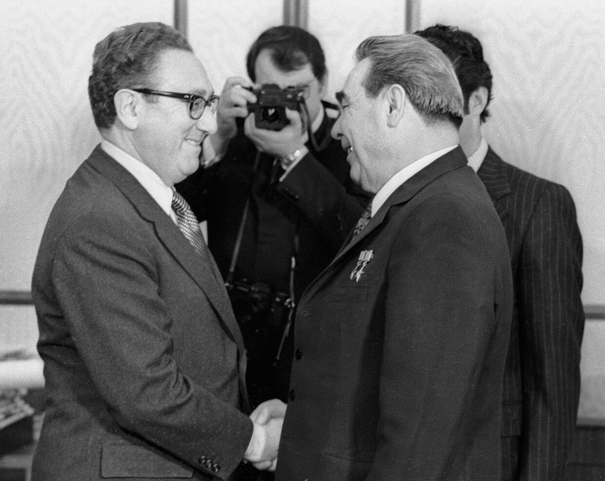 Генеральный секретарь ЦК КПСС Леонид Брежнев (справа) и госсекретарь США Генри Киссинджер (слева)