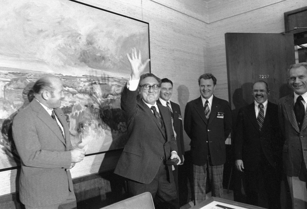 Алексей Леонов, Генри Киссинджер, Владимир Шаталов (четвертый слева), Д. Доннели, Дональд Слейтон.