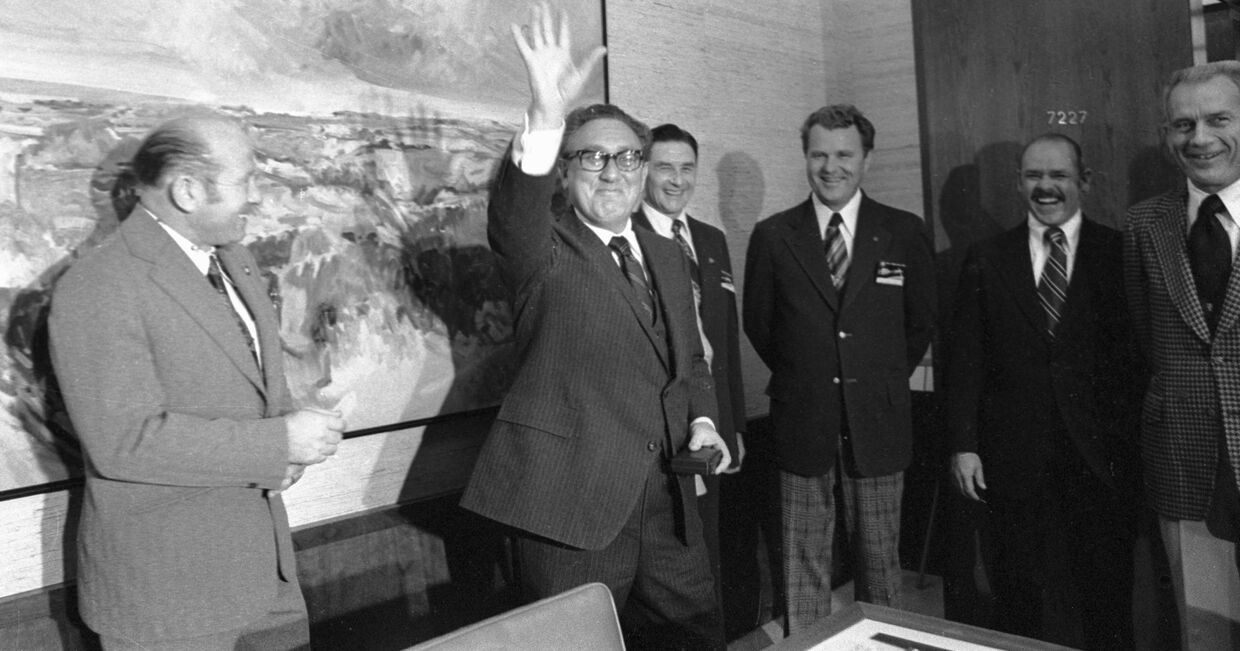 Алексей Леонов, Генри Киссинджер, Владимир Шаталов (четвертый слева), Д. Доннели, Дональд Слейтон.