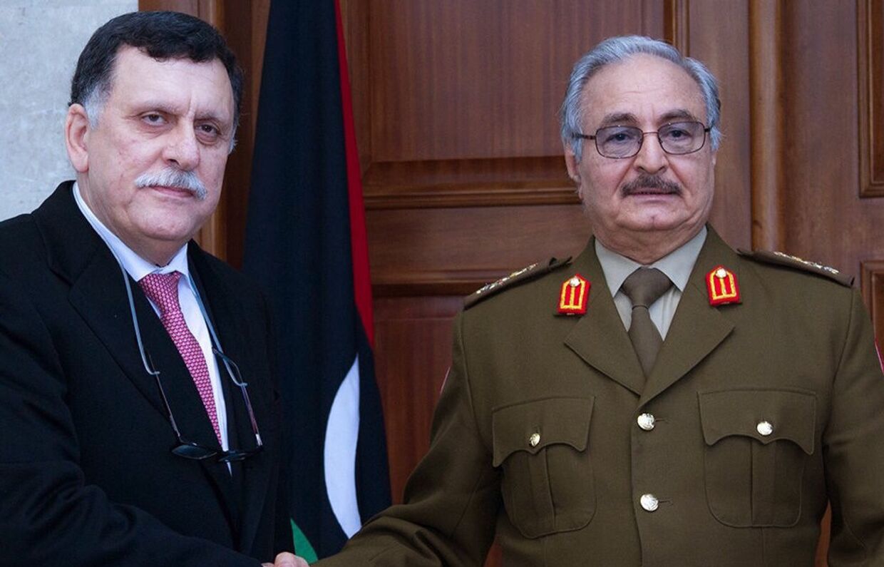 Командующий Ливийской национальной армией Халифа Хафтар и премьер-министр Ливии Фаиз Мустафа ас-Сарадж