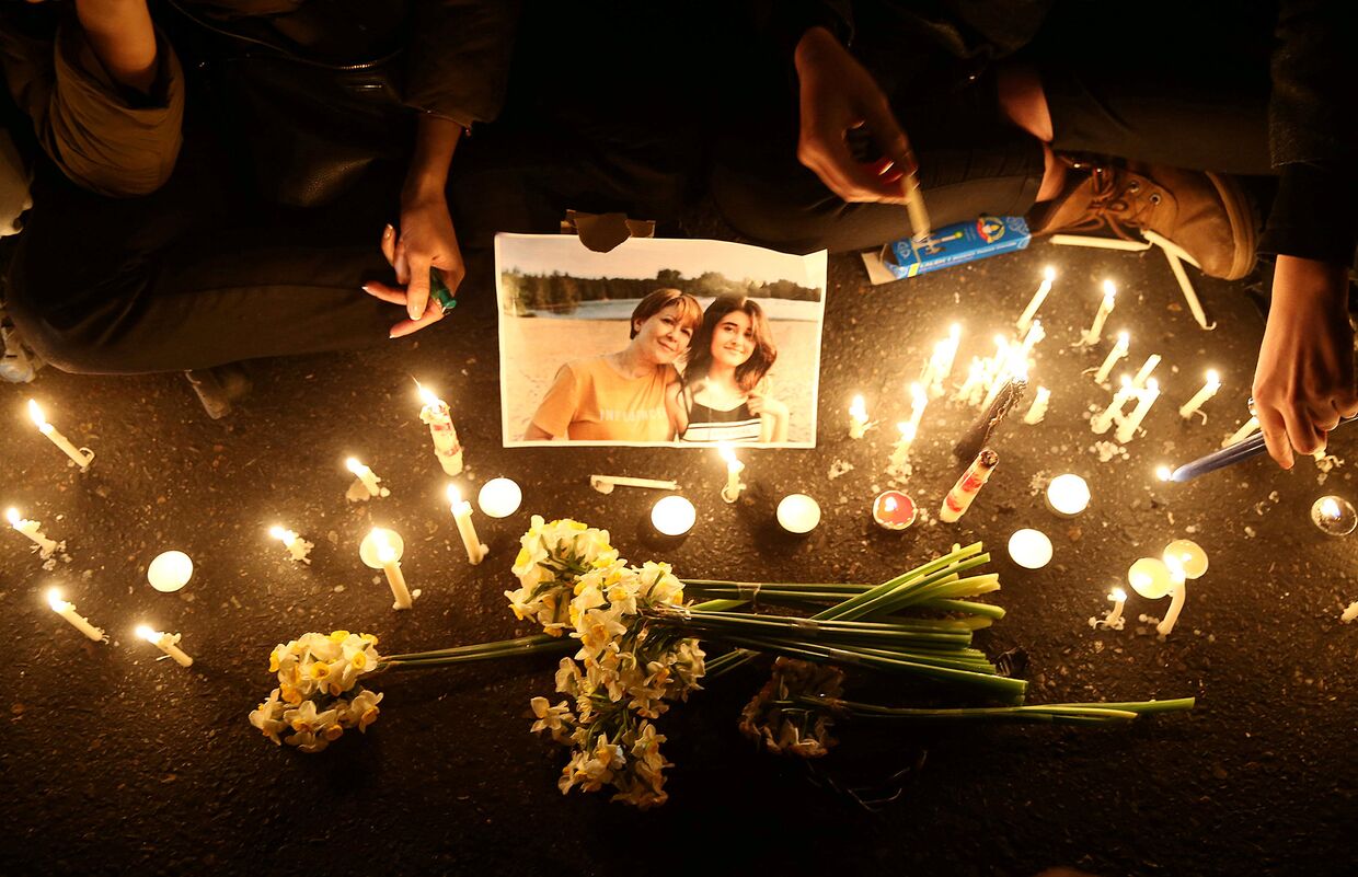Цветы и свечи в память о погибших в авиакатастрофе в Тегеране, Иран