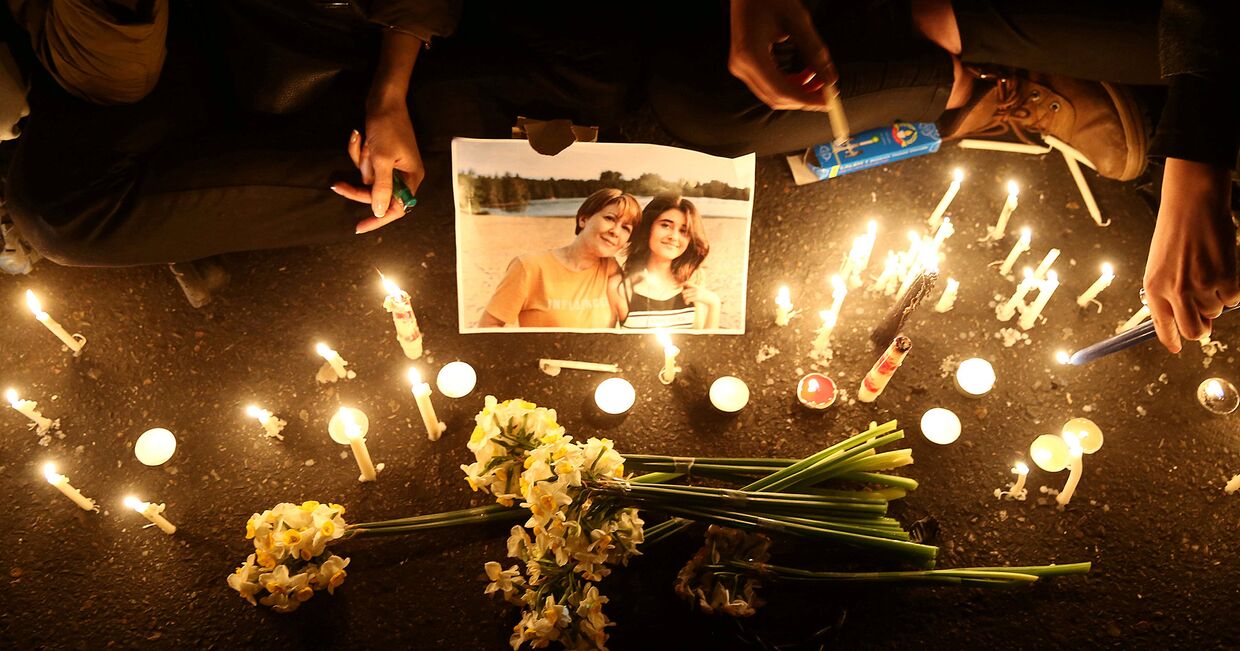 Цветы и свечи в память о погибших в авиакатастрофе в Тегеране, Иран