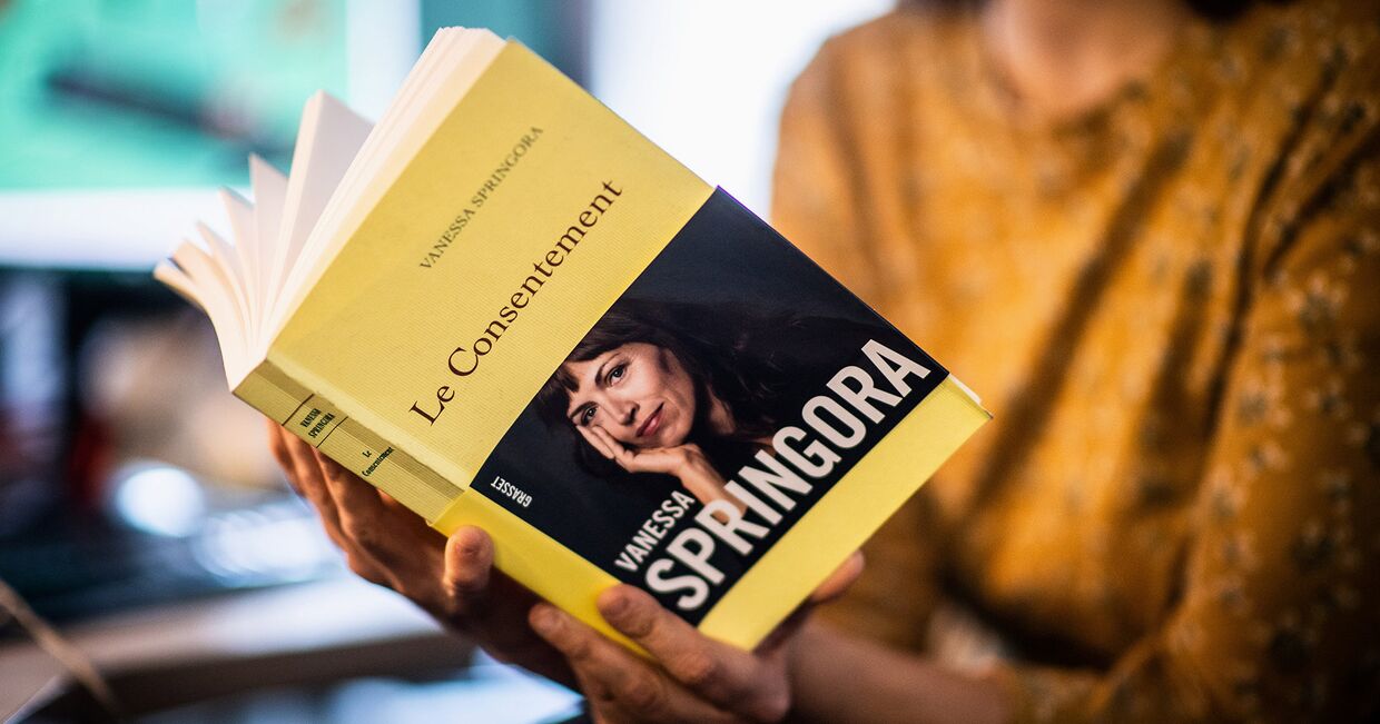 Книга Le Consentement (согласие) французской писательницы Ванессы Шпрингоры