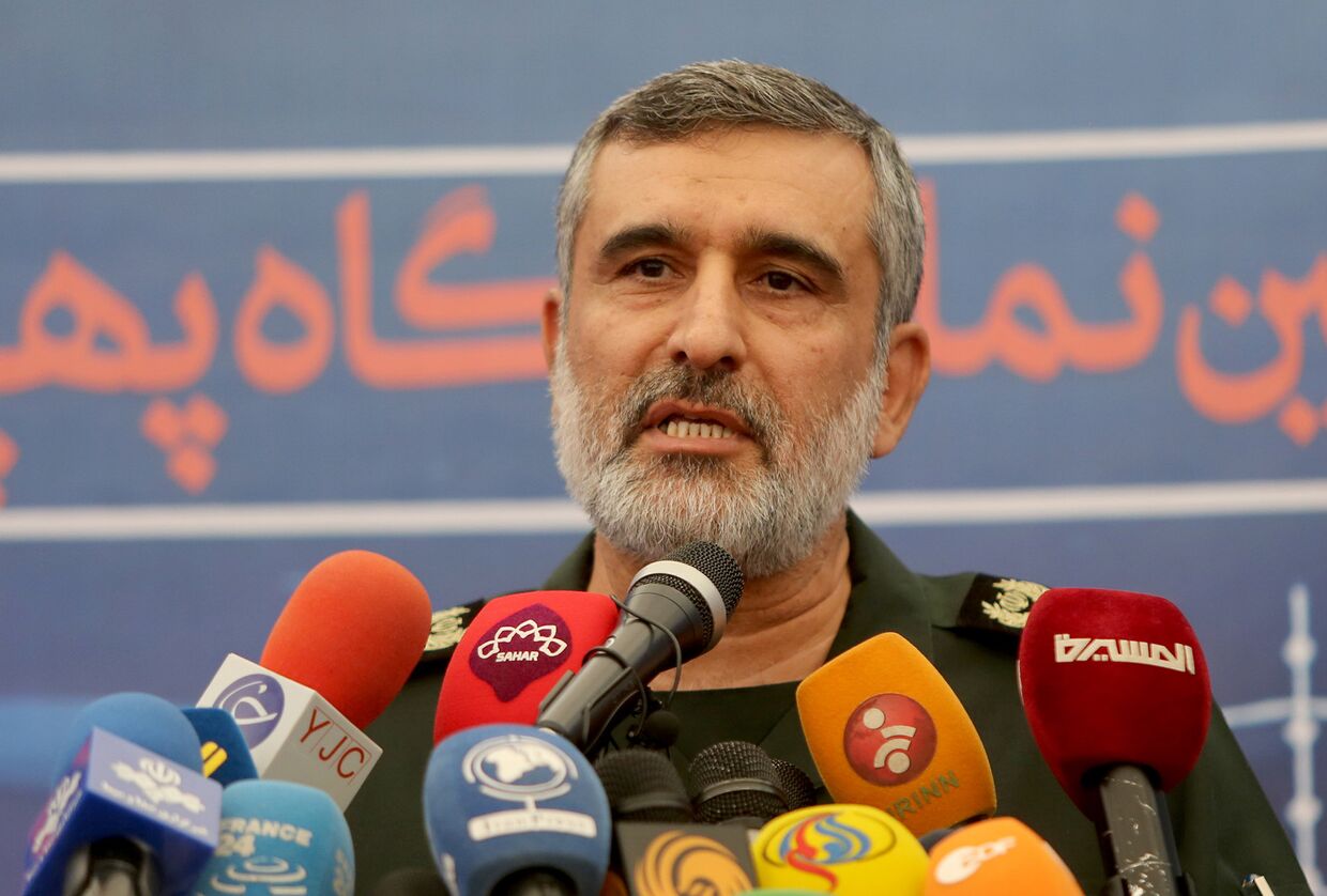 Иранский военачальник Амир Али Хаджизаде во время пресс-конференции