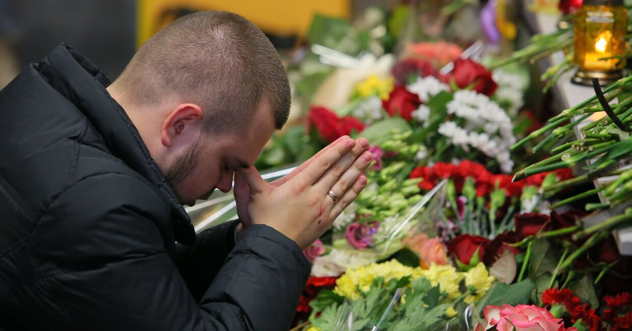 Цветы у посольства Ирана в Киеве в память о жертвах авиакатастрофы
