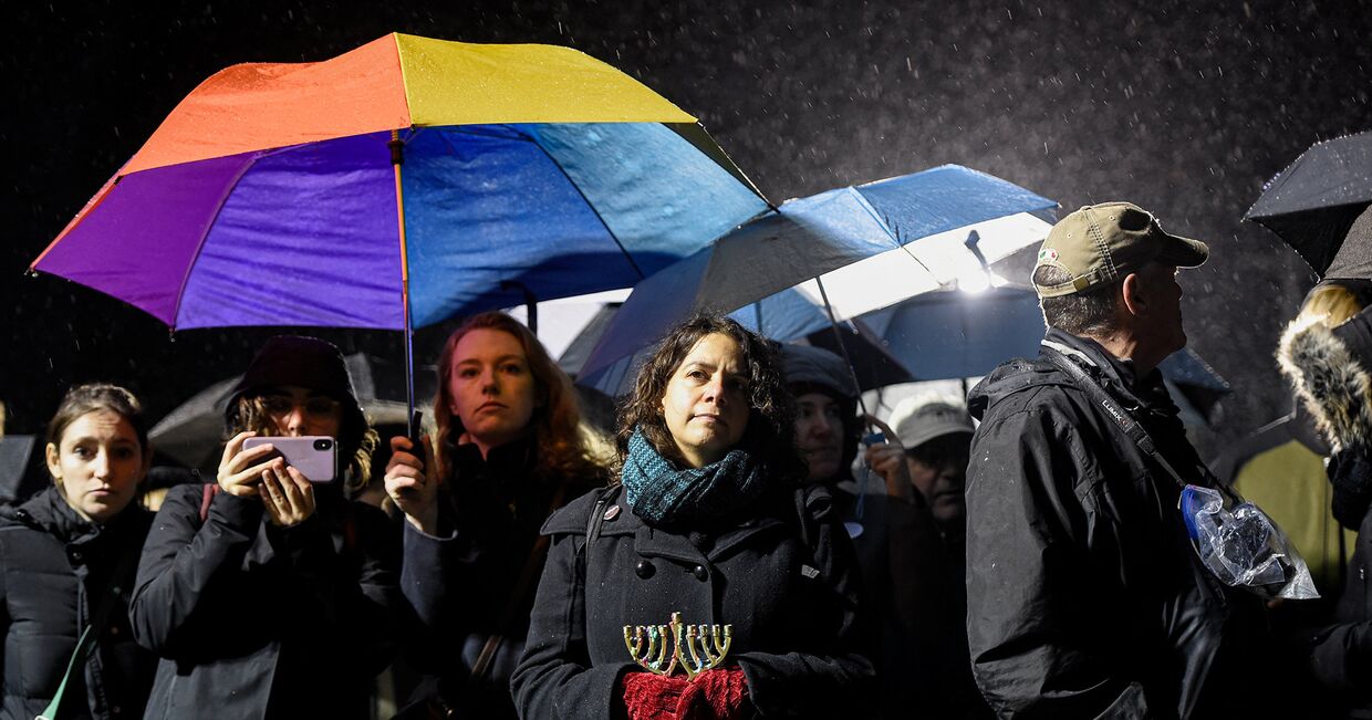 Участники акции солидарности с жертвами нападнения в Монси, штат Нью-Йорк, США