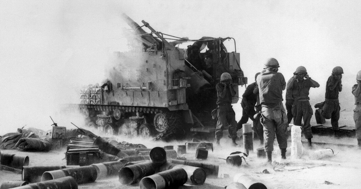 Израильские солдаты обстреливают египетские военные позиции во время Войны на истощение на Суэцком фронте