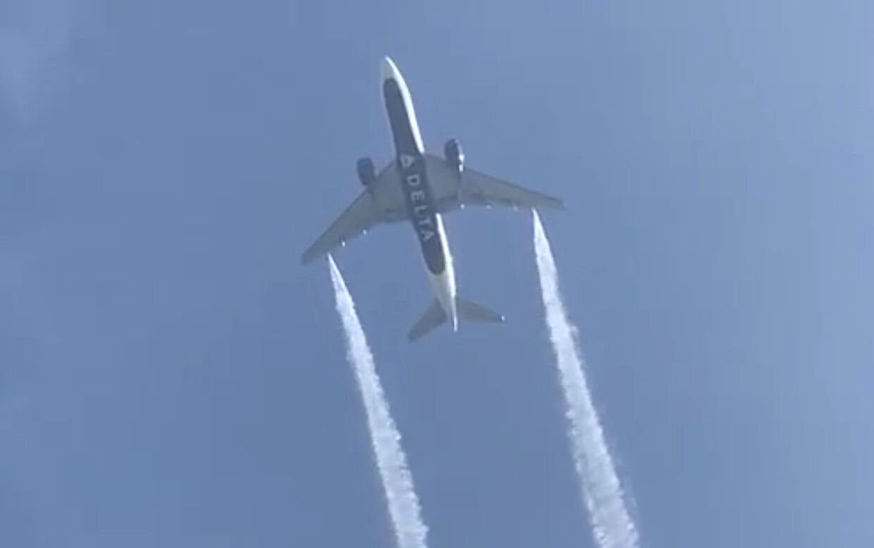 Самолет Boeing 777 сбросил лишнее топливо недалеко от Лос-Анджелеса