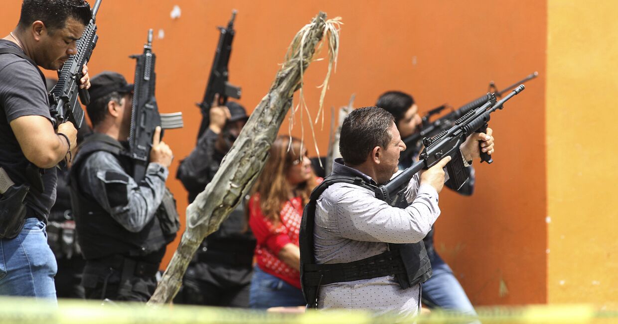 Мексиканская полиция штурмует здание в Тлахомулько-де-Зунига, штат Халиско, Мексика