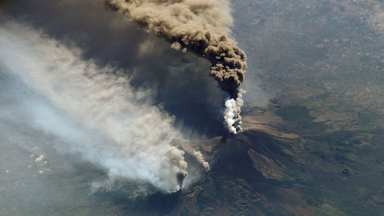 Извержение итальянского вулкана Этна в 2002 году