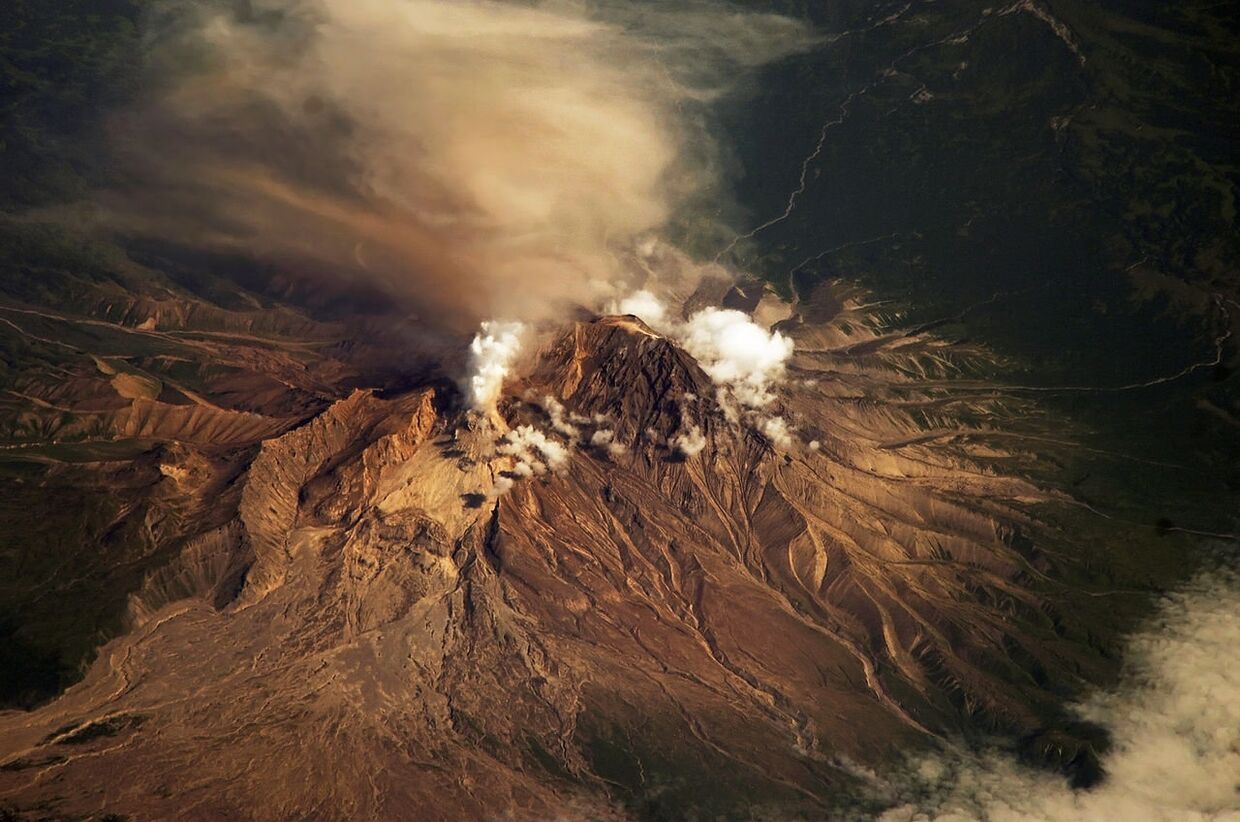 Фотография вулкана Шивелуч на Камчатке с Международной космической станции