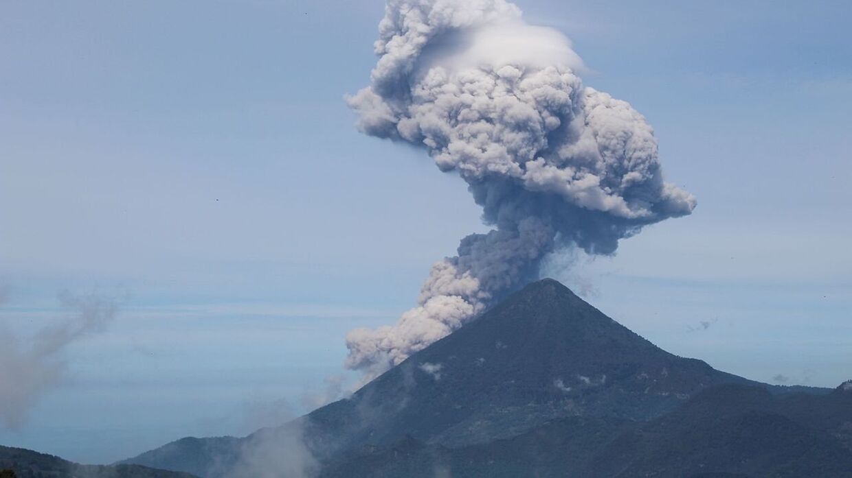 Извержение вулкана Санта-Мария в Гватемале в 2016 году