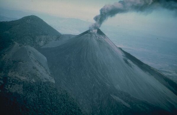 Извержение вулкана Пакая в Гватемале в 1976 году