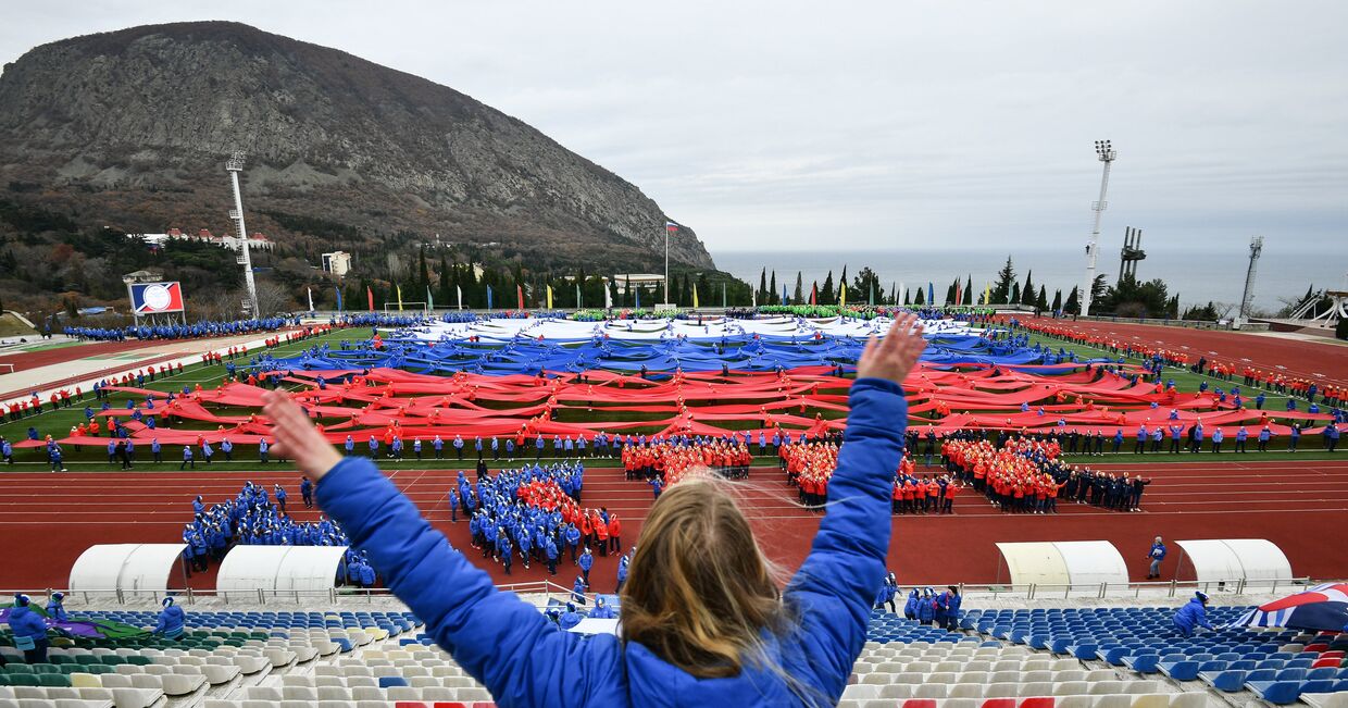 Отдыхающие в Международном детском центре Артек школьники развернули гигантский флаг РФ