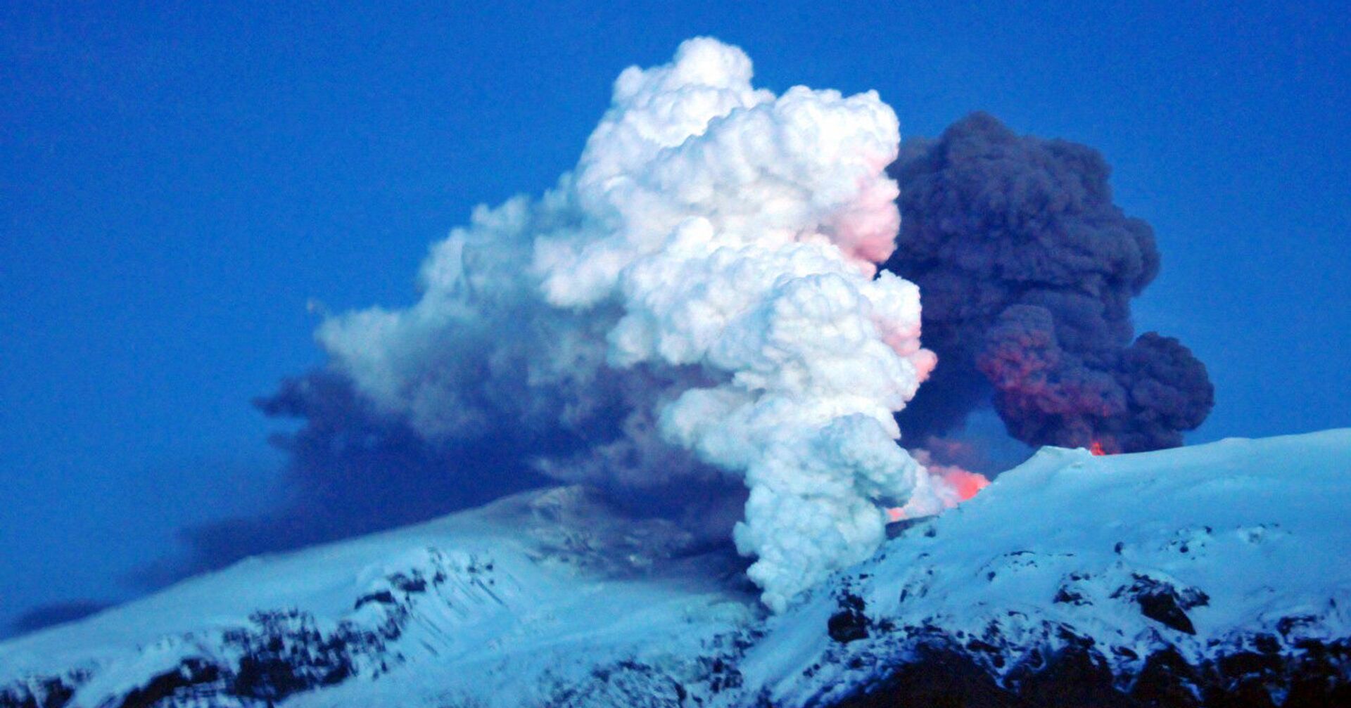 Извержение вулкана Эйяфьядлайёкюдль в Исландии в 2010 году - ИноСМИ, 1920, 14.11.2021