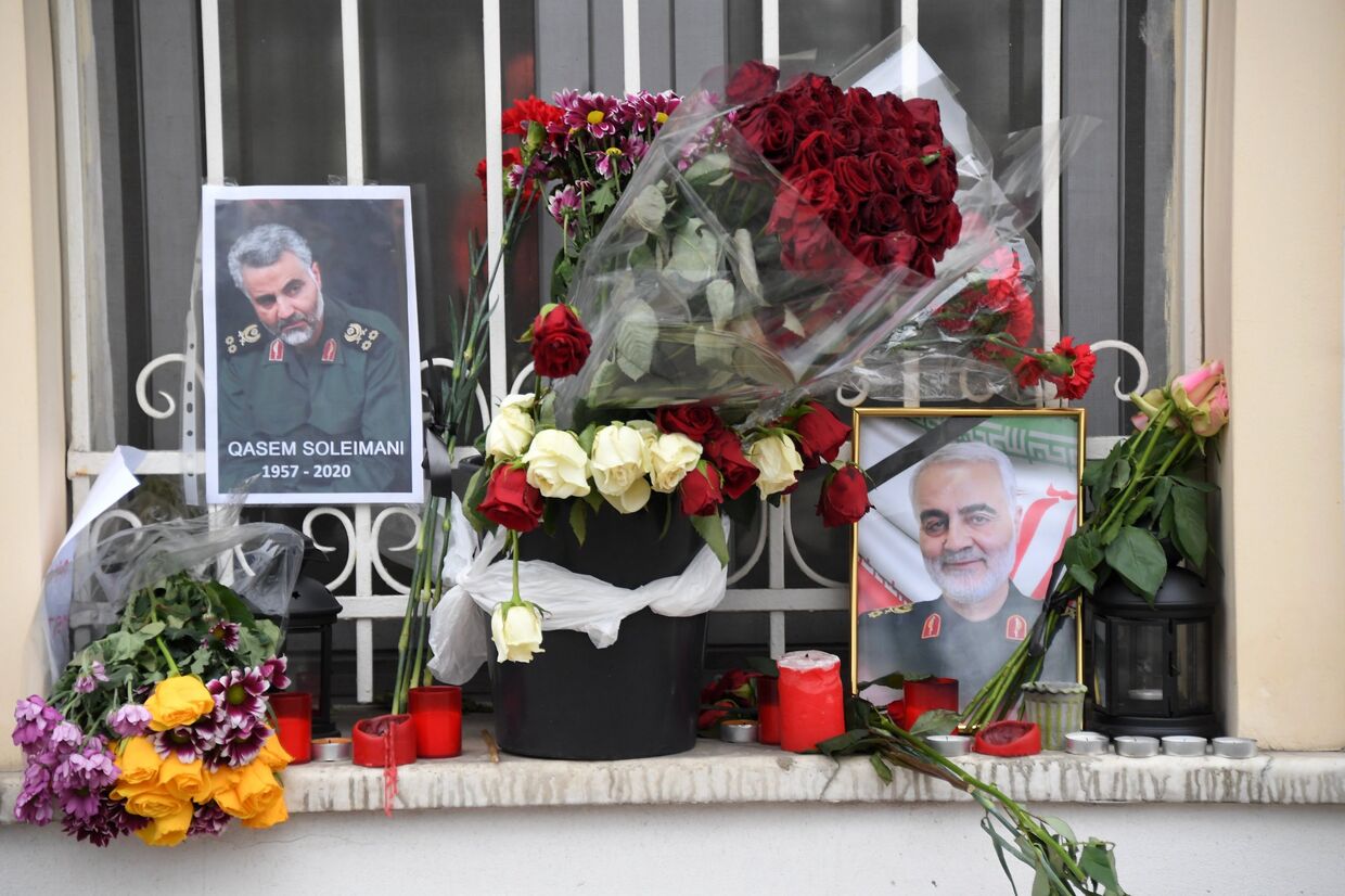 Цветы у посольства Ирана в Москве после убийства генерала Касема Сулеймани.
