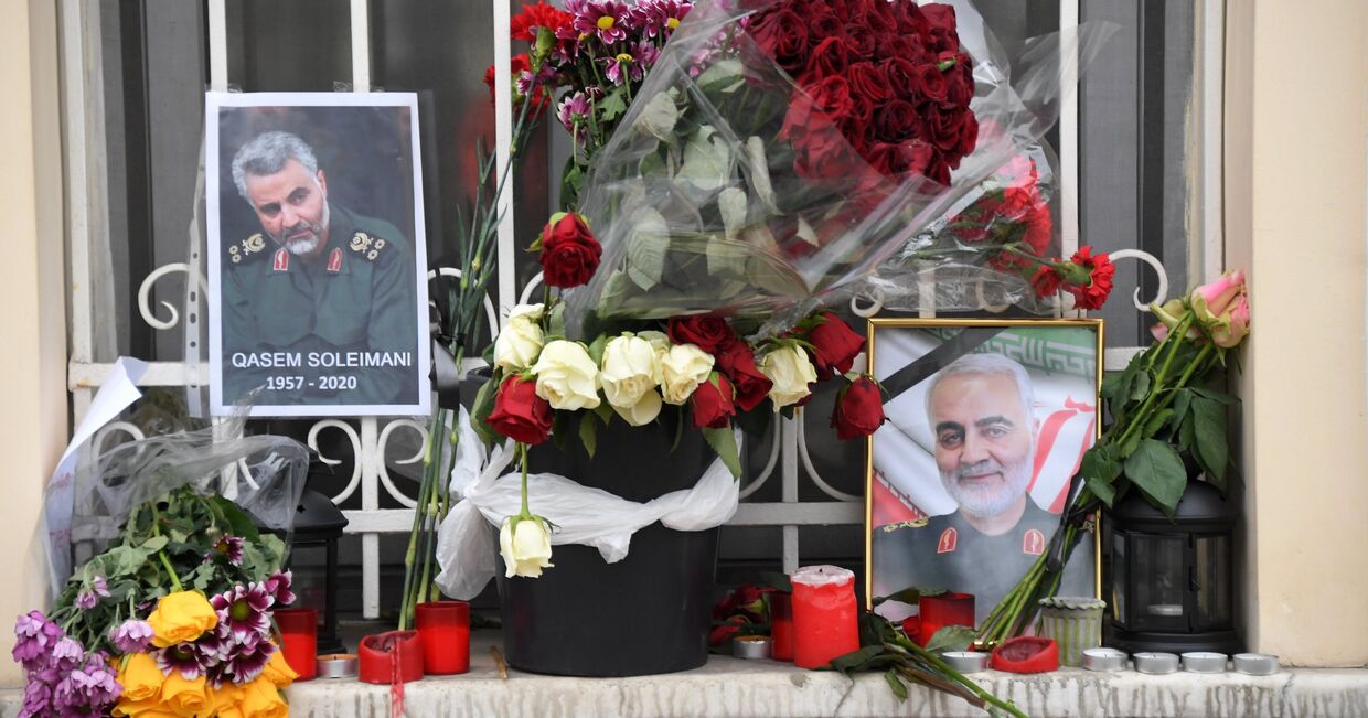Цветы у посольства Ирана в Москве после убийства генерала Касема Сулеймани.