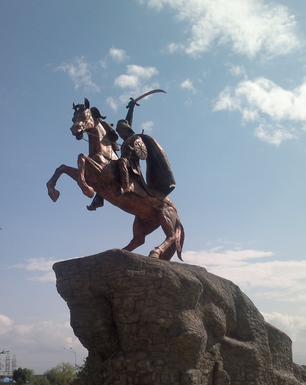 Памятник Кёроглы в городе Хачмаз (Азербайджан).