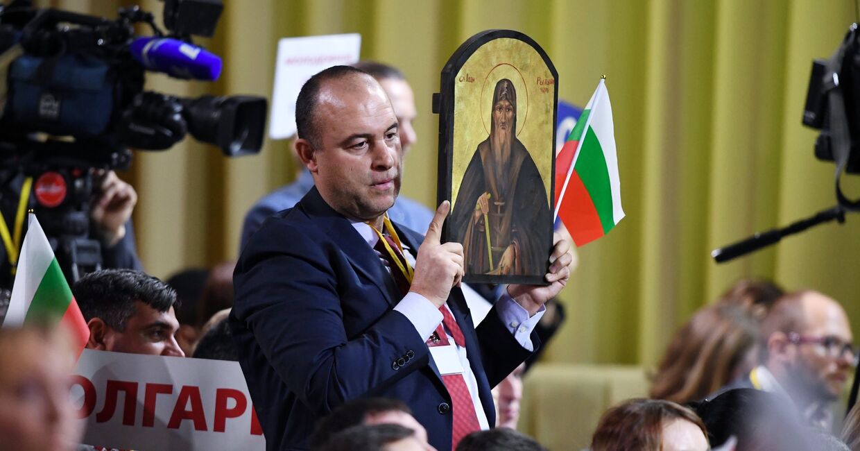 Болгарский журналист с иконой на большой ежегодной пресс-конференции Путина