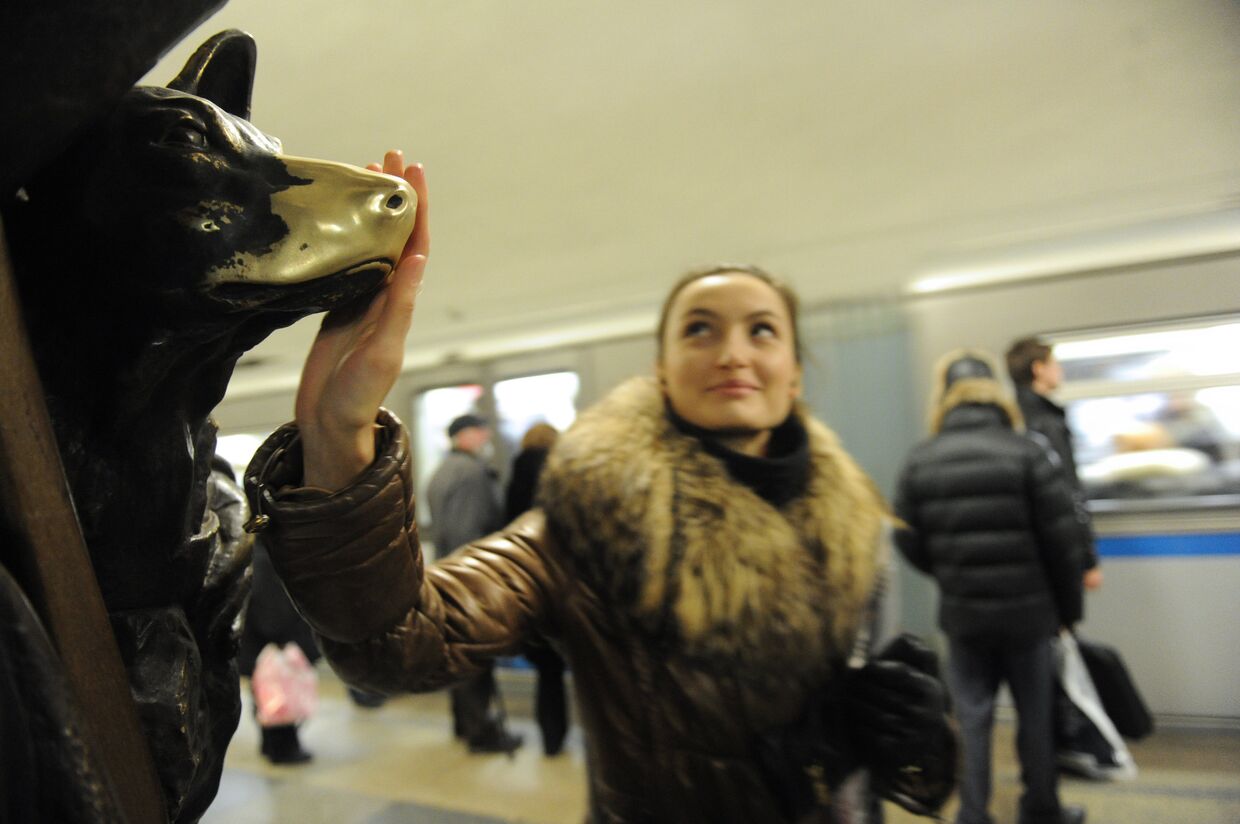 Пассажир на станции Арбатско-Покровской линии метро Площадь Революции