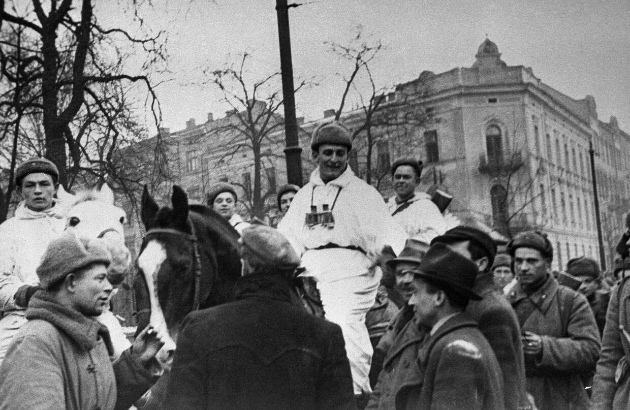 Жители освобожденного Кракова приветствуют советских солдат. Висло-Одерская операция, 12 января—3 февраля 1945 г.