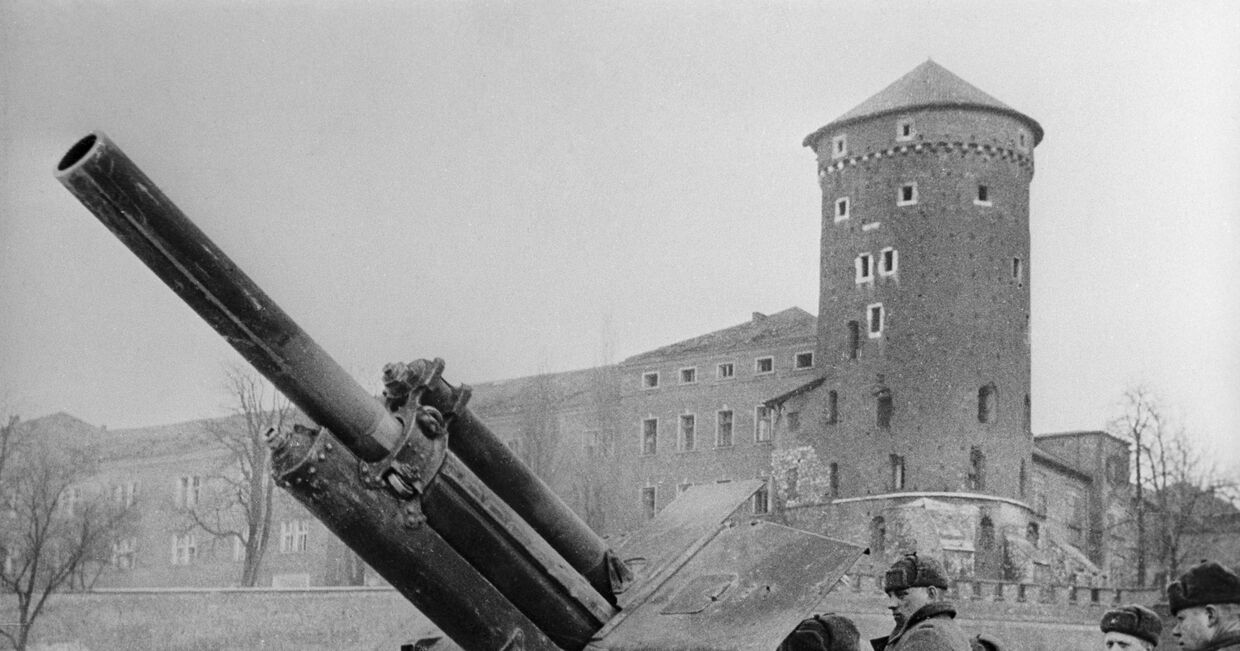 Артиллерийский гаубичный расчет лейтенанта А.Кузнецова ведет бой у стен Королевского замка в городе Кракове