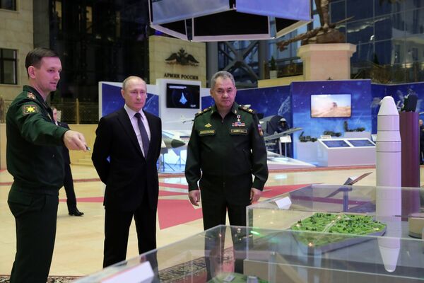 Верховный главнокомандующий, президент РФ Владимир Путин и министр обороны РФ, генерал армии Сергей Шойгу (справа) во время осмотра выставки современных вооружений и техники Верховный главнокомандующий, президент РФ Владимир Путин и министр обороны РФ, генерал армии Сергей Шойгу (справа) во время осмотра выставки современных вооружений и техники