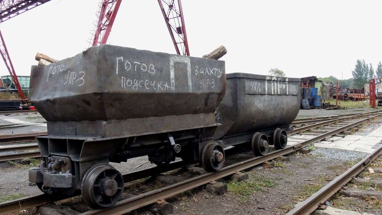 Вагонетки на территории шахты Прогресс в городе Торез Донецкой области.