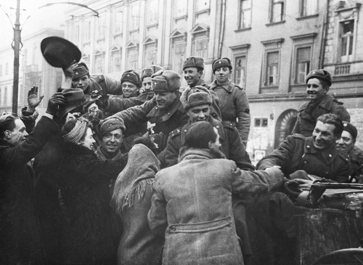 Жители освобожденного Кракова приветствуют бойцов Советской армии