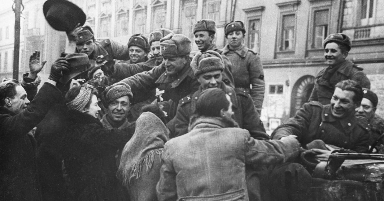 Жители освобожденного Кракова приветствуют бойцов Советской армии