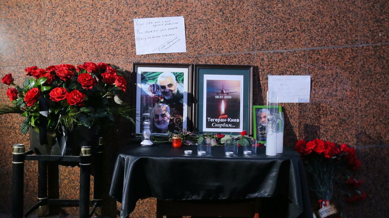 Цветы у посольства Исламской Республики Иран в Киеве в память о генерале Касеме Сулеймани