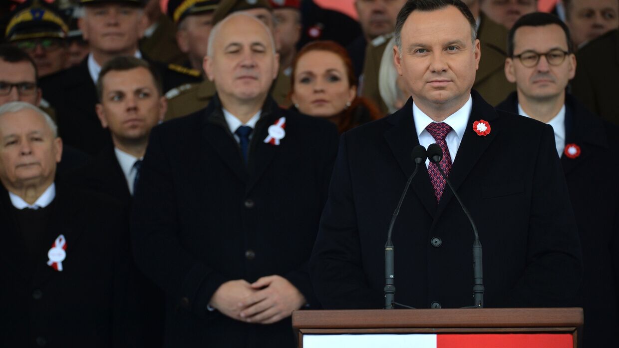 Президент Польши Анджей Дуда (справа на первом плане) и премьер-министр Польши Матеуш Моравецкий (справа на втором плане) во время марша марша в Варшаве в честь 100-летия независимости Польши.