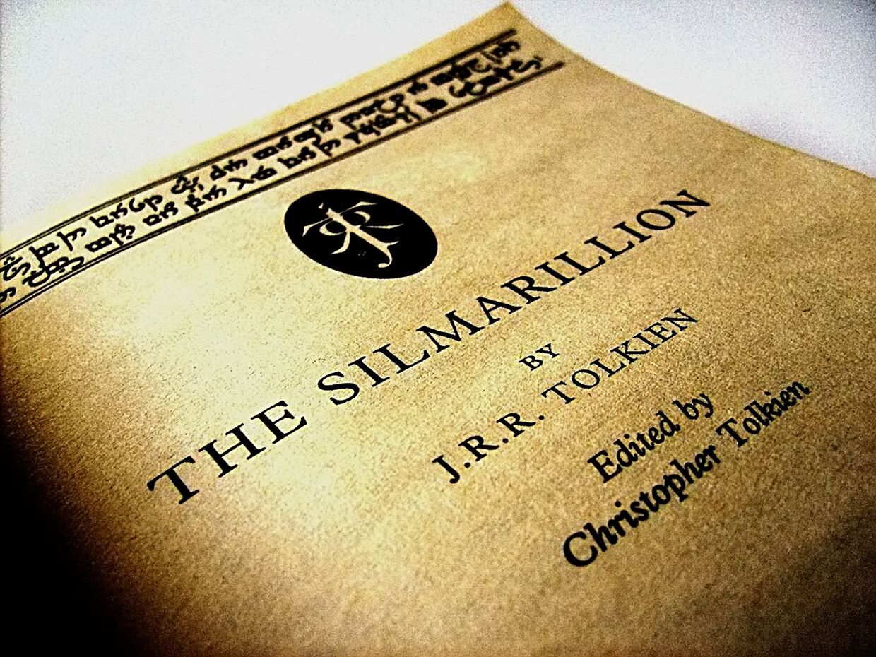 Книга английского писателя Дж. Р. Р. Толкина «Сильмариллион»