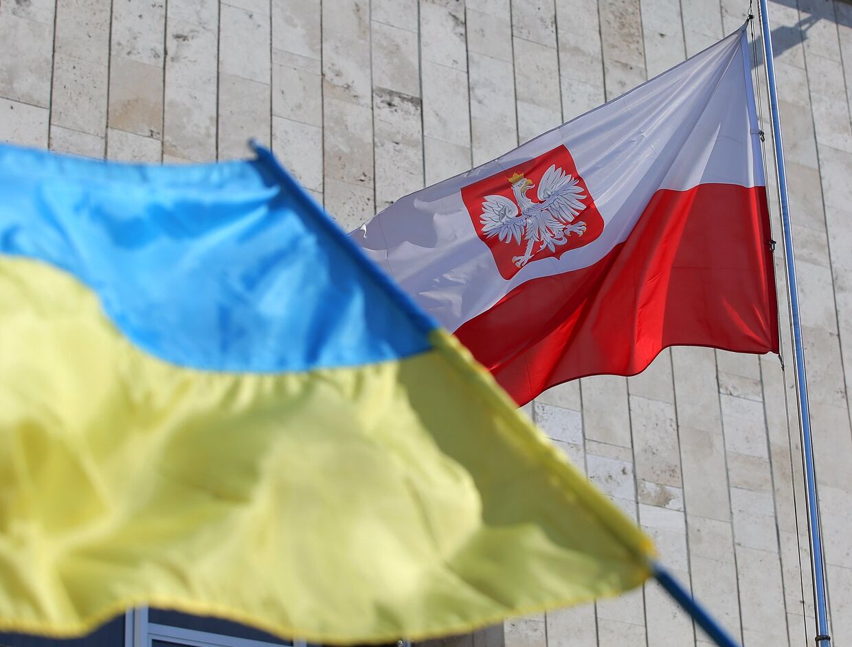 Государственные флаги Украины и Польши у посольства Польши в Киеве