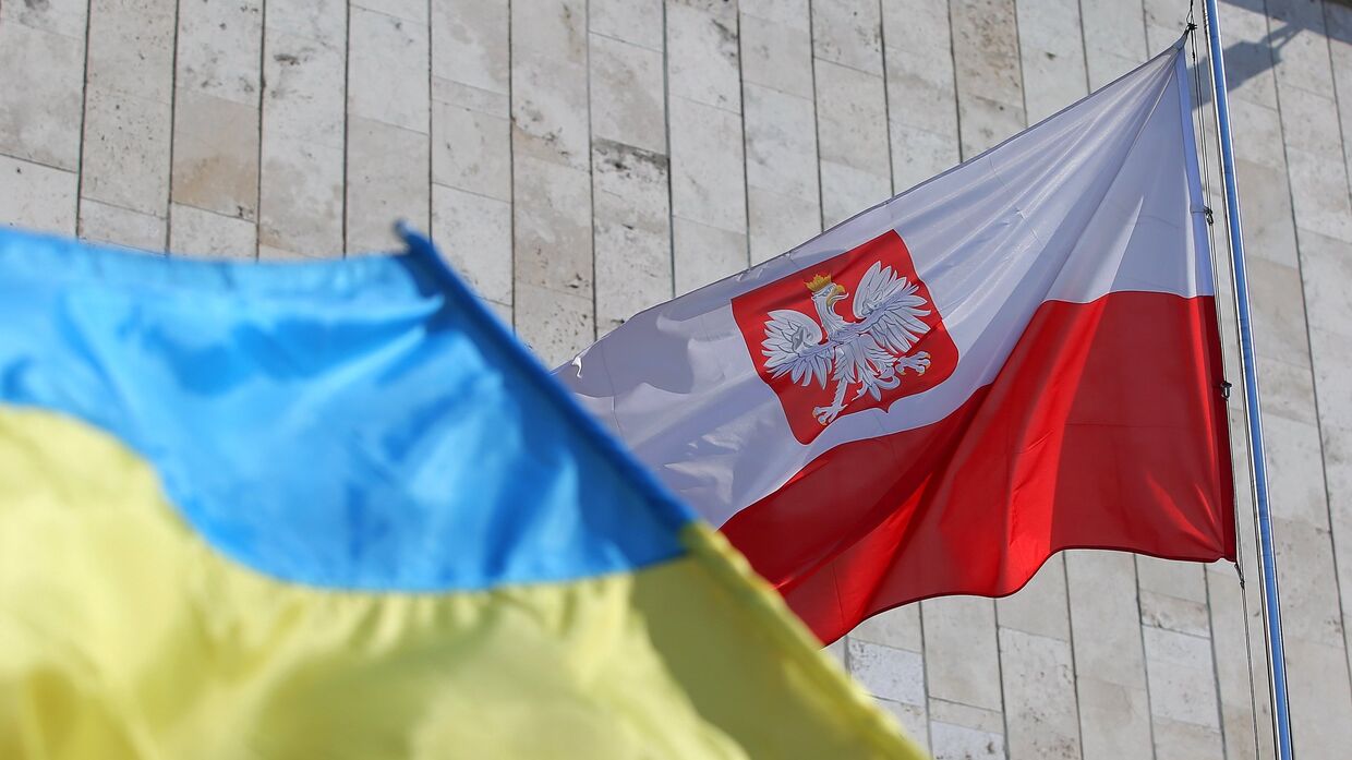 Государственные флаги Украины и Польши у посольства Польши в Киеве
